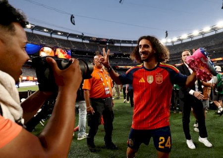 Vai cumprir? Cucurella mantém promessa de tatuar o rosto do técnico da Espanha após ganhar a Copa