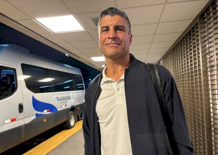 Pedro Emanuel desembarca no Rio para iniciar trabalho no Vasco: "Viemos ajudar a tirar o time da zona"