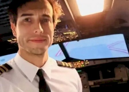 Instrutor entrega comando do avião à aluna e salta da aeronave durante aula de voo