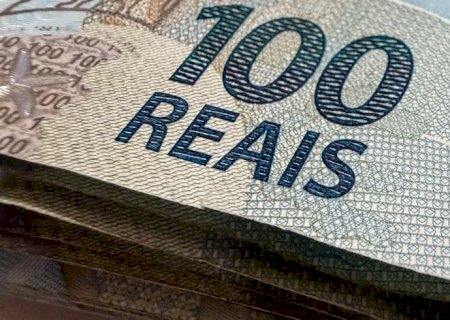 Dólar cai para R$ 5,07, menor nível em um mês; bolsa fica estável