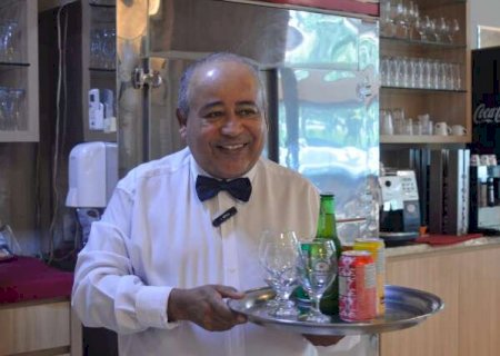 Jo&atilde;o trocou a graxa pela bandeja e virou patrim&ocirc;nio do restaurante