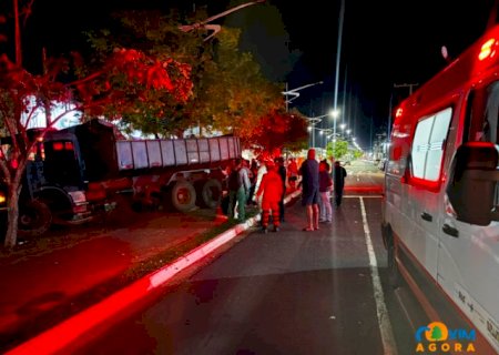 Caminh&atilde;o perde freio, atinge 3 ve&iacute;culos estacionados e deixa dois feridos