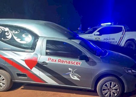 Mulher é morta a tiros e homem é encontrado esfaqueado; companheiro é suspeito e foge