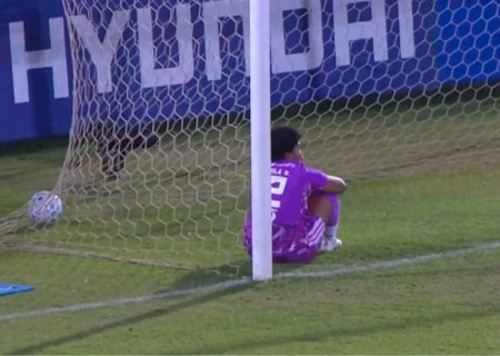 Zagueira do Cruzeiro recua mal e faz gol contra bizarro contra o São Paulo no Brasileirão Feminino; VÍDEO