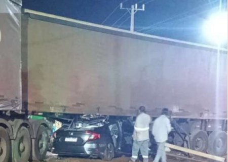 Dentista morre ap&oacute;s carro parar debaixo de carreta de celulose na BR-262