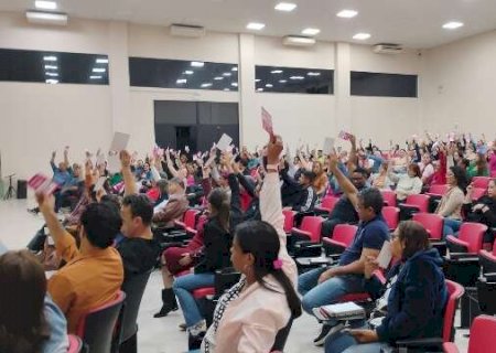 Professores rejeitam parcelamento e cobram reajuste integral ainda em 2026