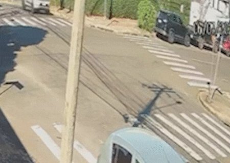 Motorista de aplicativo &eacute; socorrido ap&oacute;s batida entre caminhonete e carro