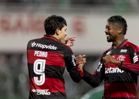 Pedro brilha, Flamengo goleia Chapecoense e segue na caça ao Palmeiras