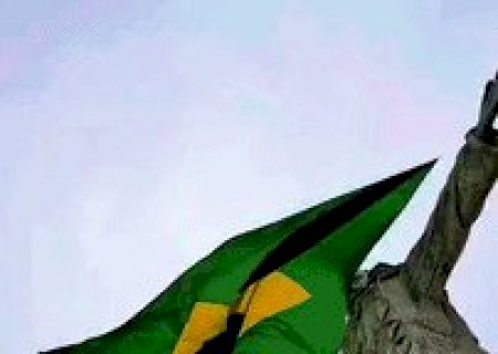 Cristo Rei do Pantanal segura bandeir&atilde;o do Brasil em apoio &agrave; Sele&ccedil;&atilde;o na Copa