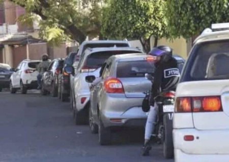 Do lado boliviano da fronteira, motoristas enfrentam filas por combust&iacute;vel