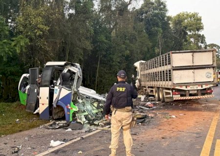 Batida entre carreta e micro-ônibus deixa ao menos 23 mortos no Paraná