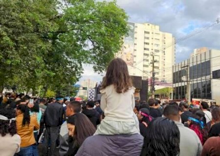 Marcha re&uacute;ne f&eacute;, chuva e pol&iacute;tica no anivers&aacute;rio de Campo Grande