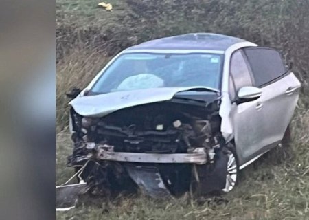 Mulher morre em capotamento após motorista desviar de carga na rodovia