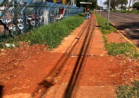Cal&ccedil;ada segue quebrada h&aacute; mais de 2 semanas e dificulta passagem de cadeirantes