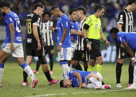 Atacante do Cruzeiro, Bruno Rodrigues sofre choque de cabeça com Everson e é levado ao hospital; veja