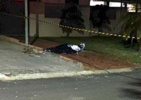 Jovem é assassinada a facadas e suspeito foge; MS registra segundo feminicídio em 24 horas