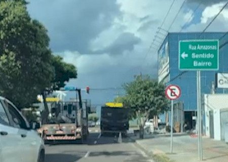Tudo errado: Caminh&atilde;o bloqueia tr&acirc;nsito e materiais fecham cal&ccedil;ada na Pernambuco