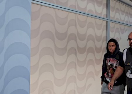 Anthony Valencia desembarca no Rio de Janeiro para assinar com o Flamengo