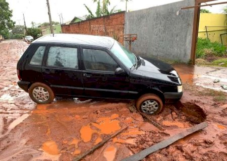 Ve&iacute;culo cai em vala aberta por eros&atilde;o durante temporal no Jardim Batist&atilde;o