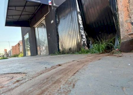 Idoso &eacute; preso embriagado ap&oacute;s bater em carro, motocicleta e port&atilde;o de barbearia