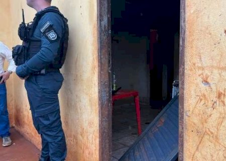 Guerra de fac&ccedil;&otilde;es: dupla arromba porta e mata jovem a tiros de pistola