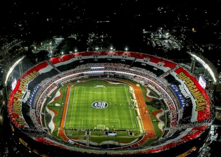 Líder de organizada do Corinthians transforma bandeiras em negócio e fornece artigos até para rivais