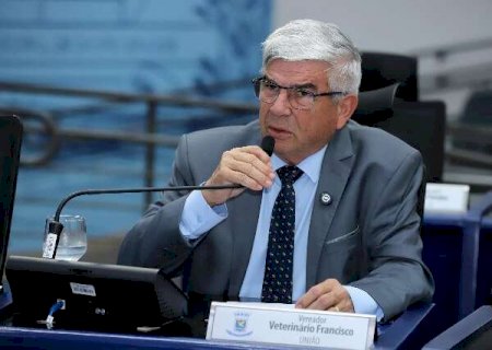 Vereador passa mal com dor no peito em sess&atilde;o da C&acirc;mara e &eacute; socorrido por colega