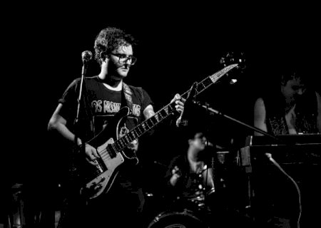 Os Alquimistas lan&ccedil;am &ldquo;Tu&rdquo;, faixa nascida entre amizade, punk e desencontros
