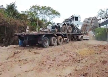Ap&oacute;s quase 20 dias submersa, carreta que caiu em ponte no Rio Taquari &eacute; retirada