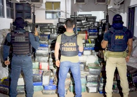 Ap&oacute;s fuga de caminhonetes, pol&iacute;cia encontra 7,14 toneladas de maconha