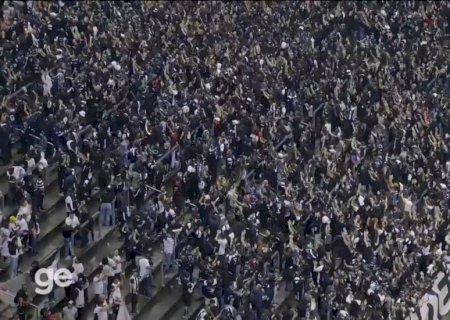 Torcedores do Corinthians protestam e viram as costas para o time na arena; veja vídeo
