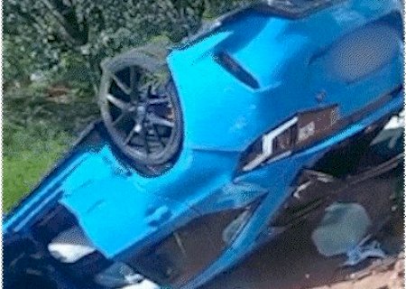 Esportivo de luxo cai em barranco e capota ap&oacute;s tentativa de ultrapassagem