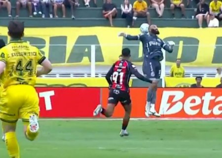 Alex Muralha falha feio e deixa gol vazio para o Vitória marcar; assista