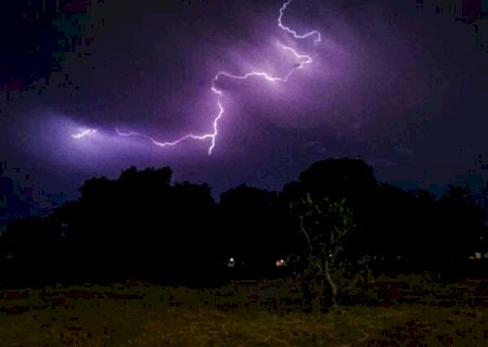 Ap&oacute;s queda de raio, fogo avan&ccedil;a por fazenda no Pantanal