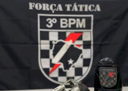Denúncia de tiros em festa leva polícia a encontrar revólver .44 em caminhonete