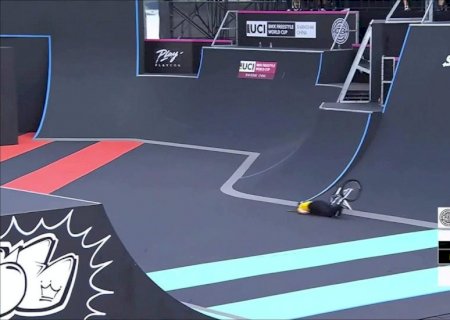Brasileira sofre acidente e cai desacordada na Copa do Mundo de Ciclismo BMX