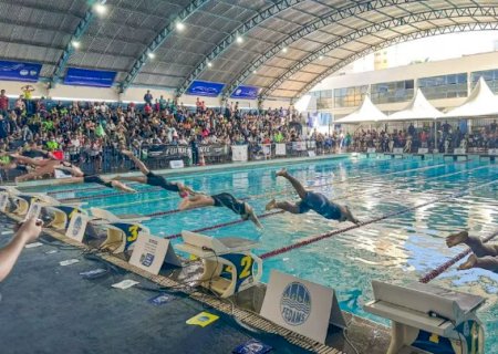 Maratona desafia equipes a nadar por 27 horas neste fim de semana