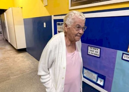Aos 82 anos, eleitora chega com a neta e &eacute; a &uacute;ltima a votar em escola