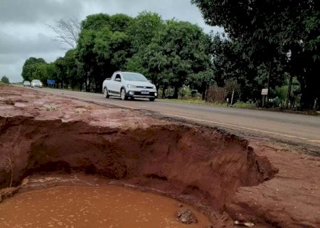 Erosão ameaça pista da MS-141 após chuva entre Ivinhema e Angélica