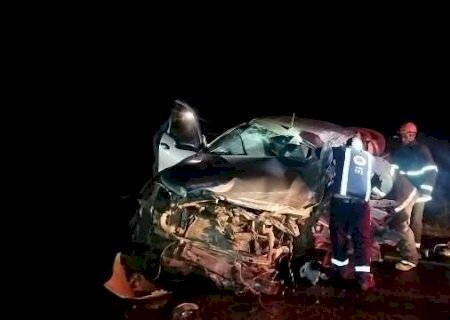 Motorista fica preso &agrave;s ferragens ap&oacute;s Hilux atingir carretas na BR-463