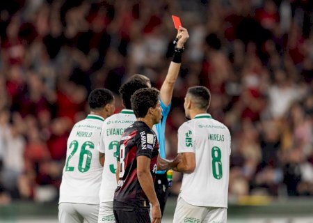 Andreas chuta bola arremessada pela torcida no gramado e é expulso em Athletico x Palmeiras