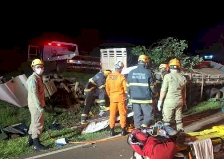 Passageiro morre ap&oacute;s caminh&atilde;o capotar ao passar direto por rotat&oacute;ria