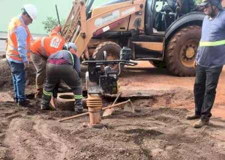 MSG&aacute;s come&ccedil;a reparo em cratera onde carro foi engolido