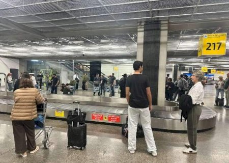 Passageiros de voo esperam mais de 1h por malas em aeroporto