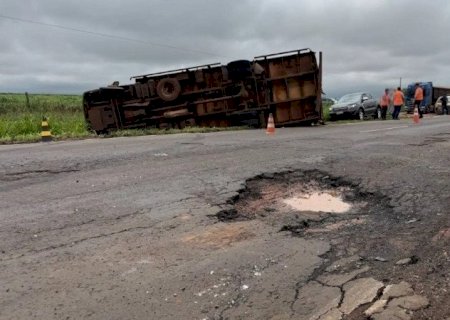 Caminhão tomba após colisão com bitrem em trecho com buraco na BR-376