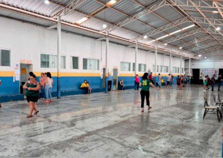 Vândalo cola teclas 1 e 3 de urna eletrônica em Chapadão do Sul