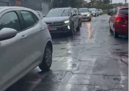 Chuva leva eleitores a votar de carro e trava tr&acirc;nsito em escola de Campo Grande