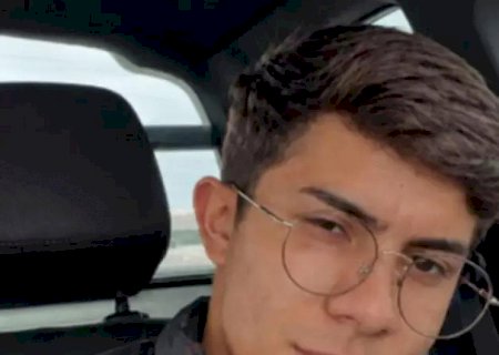 Jovem morre ao bater motocicleta em veículo parado próximo à conveniência