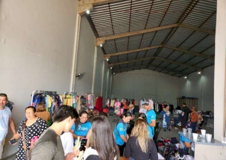 Fam&iacute;lias buscam recursos em bazar para levar ginastas de MS a torneio nacional