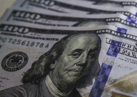 Dólar cai para R$ 5,01 com exterior e expectativa eleitoral no Brasil